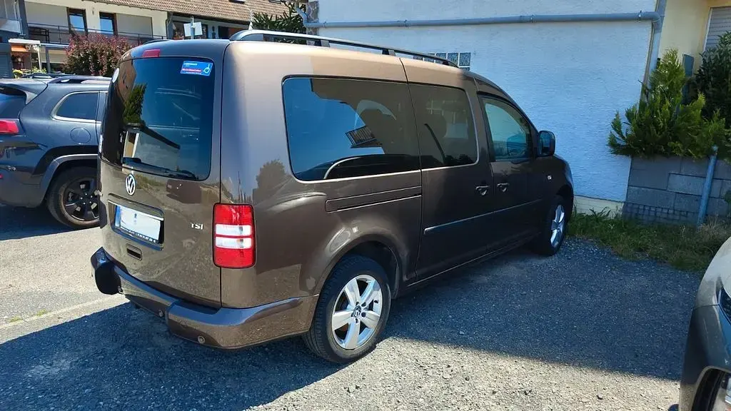 Gebraucht VW Caddy Maxi Comfortline 105 PS (77 kW) 2011 Braun Van / Kleinbus