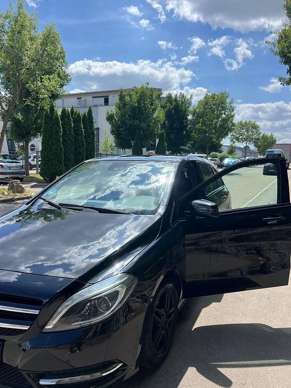Schwarz Gebraucht 2012 Mercedes B200 Van / Kleinbus | 11.500 € (Teuer) - Bild 1/4