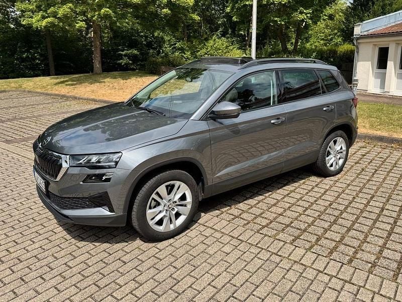 Grau Gebraucht 2024 Skoda Karoq SUV | 33.500 € (Fairer Preis) - Bild 1/4