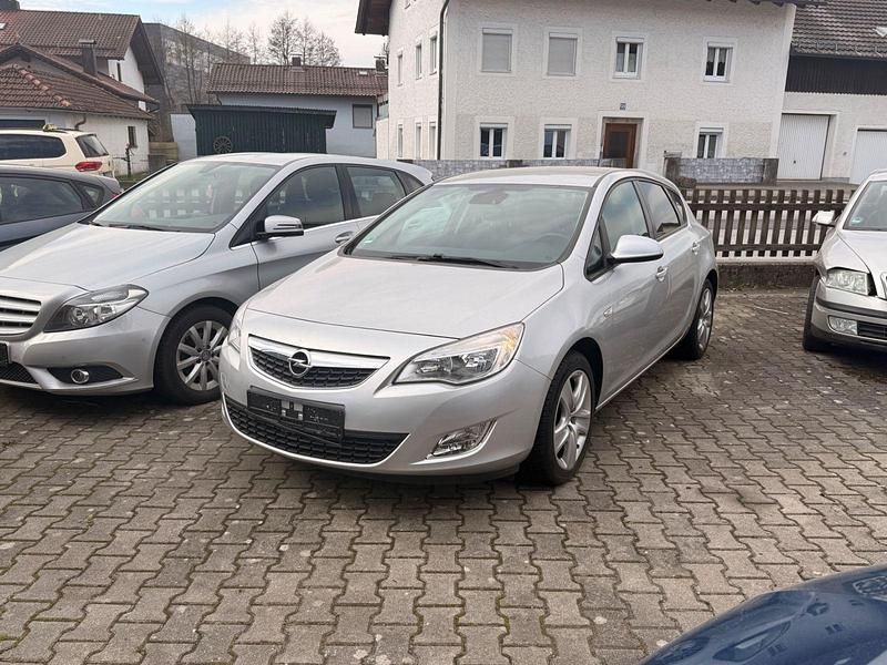 Gebraucht Opel Astra Design Edition 140 PS (102 kW) 2011 Silber Limousine