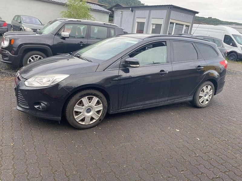 Schwarz Gebraucht 2014 Ford Focus Trend Kombi | 2.990 € (Superpreis) - Bild 1/4
