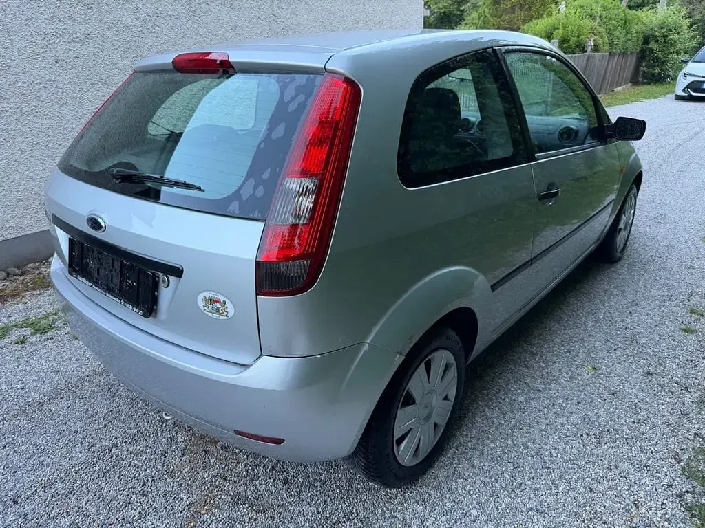 Gebraucht Ford Fiesta Trend 69 PS (50 kW) 2003 Silber Kleinwagen