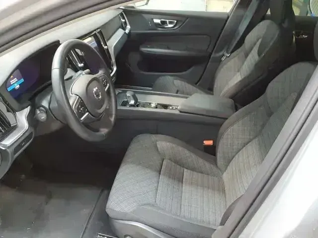 Gebraucht Volvo V60 Core 197 PS (144 kW) 2023 Silver dawn metallic Kombi