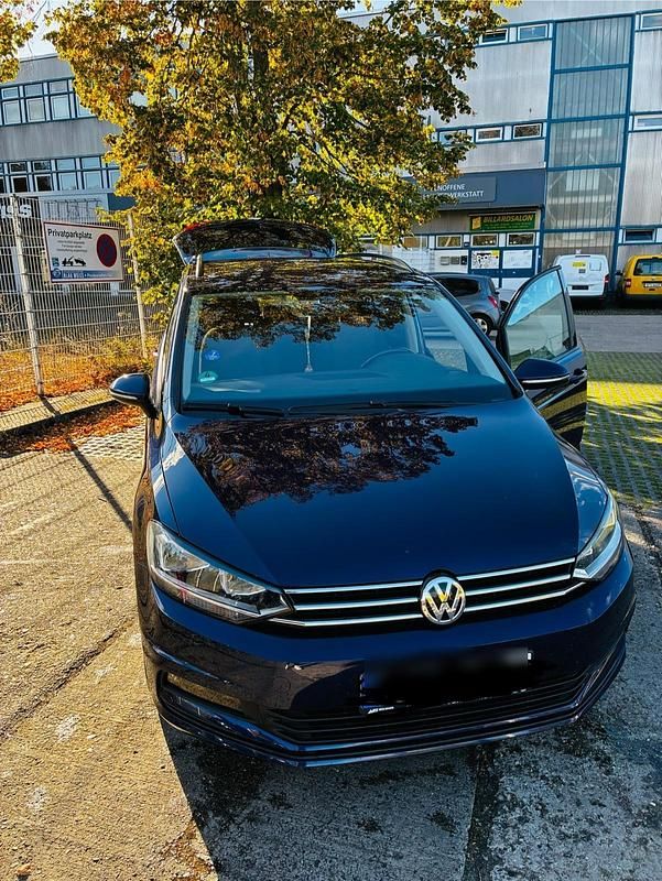Blau Gebraucht 2018 VW Touran Comfortline Van / Kleinbus | 19.000 € - Bild 1/4