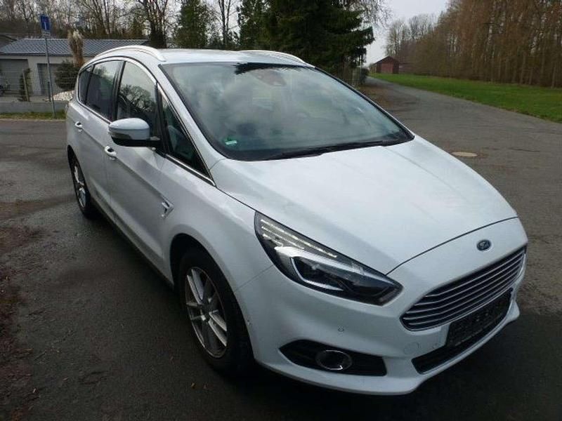 Gebraucht Ford S-MAX Titanium 190 PS (139 kW) 2018 Frostweiß Van / Kleinbus