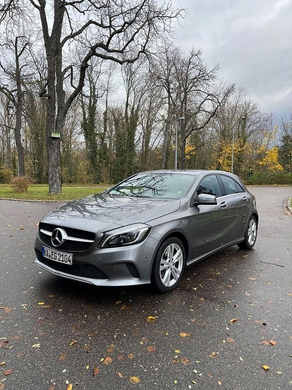 Grau Gebraucht 2017 Mercedes A200 Urban Limousine | 14.900 € (Guter Preis) - Bild 1/4