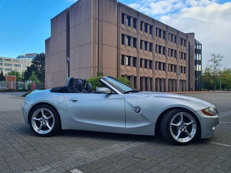 Silber Gebraucht 2003 BMW Z4 Sport Line Cabrio | 17.500 € (Etwas zu teuer) - Bild 1/4