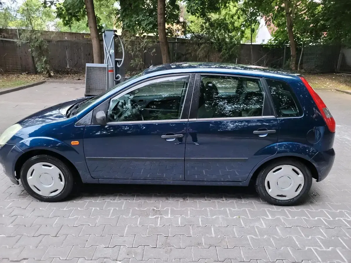 Gebraucht Ford Fiesta 80 PS (58 kW) 2005 Blau Kleinwagen