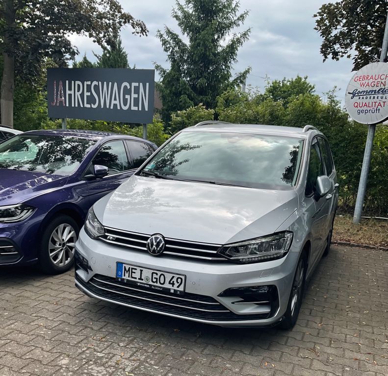 Silber Gebraucht 2023 VW Touran Comfortline Van / Kleinbus | 35.990 € (Teuer) - Bild 1/2