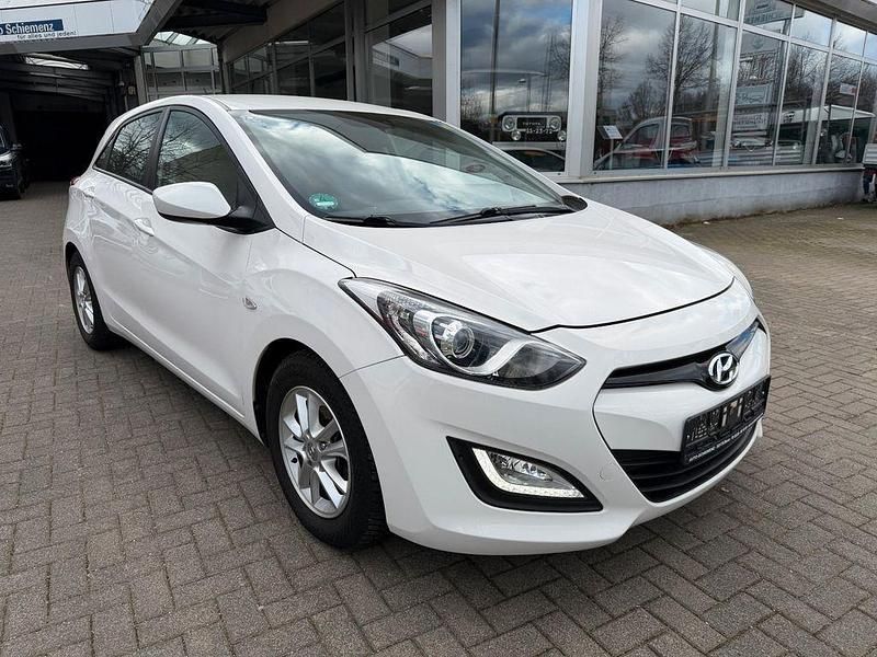 Gebraucht Hyundai i30 Edition 99 PS (72 kW) 2013 Weiß Limousine