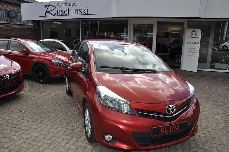 Rot Gebraucht 2013 Toyota Yaris Kleinwagen | 5.960 € (Fairer Preis) - Bild 1/4