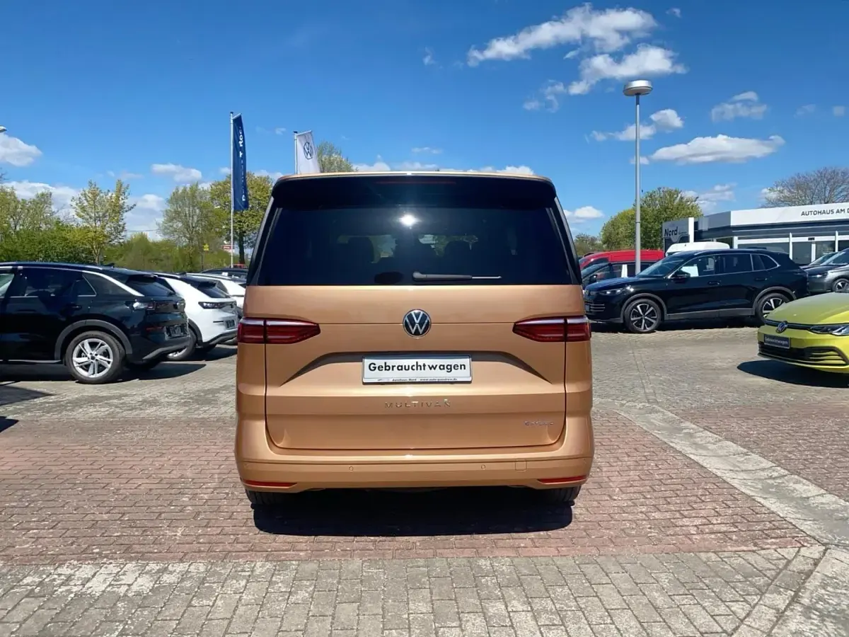 Usata VW Multivan Basis 150 CV (110 kW) 2024 Marrone Monovolume