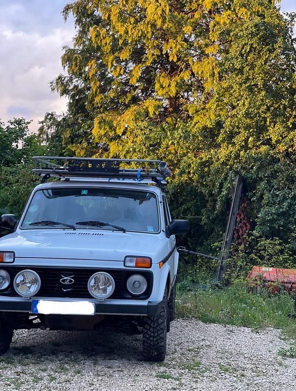Weiß Gebraucht 2013 Lada Taiga SUV | 6.200 € (Fairer Preis) - Bild 1/4