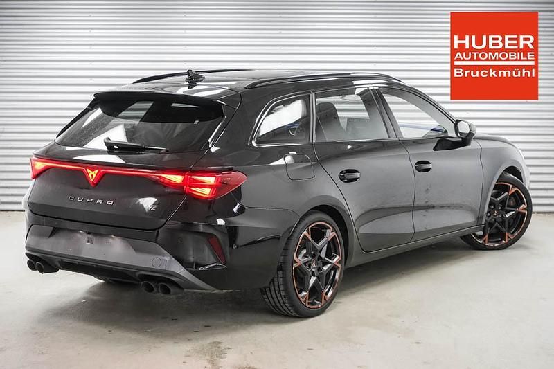 Gebraucht Cupra Leon VZ 333 PS (244 kW) 2025 Midnight black metallic (0e) Kombi
