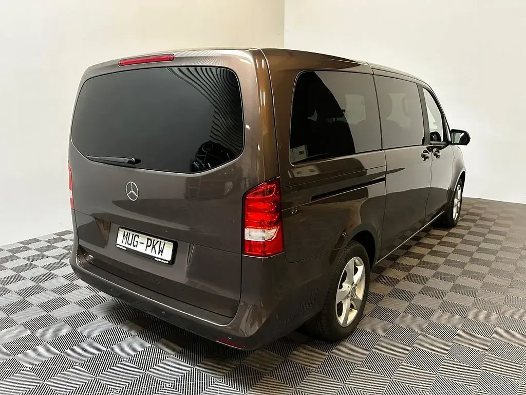 Gebraucht Mercedes V220 163 PS (119 kW) 2018 Braun Van / Kleinbus