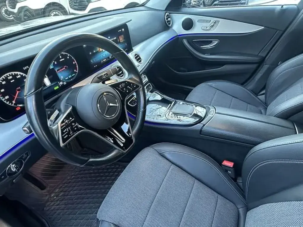 Gebraucht Mercedes E220 194 PS (142 kW) 2022 Silber (metallic) Kombi