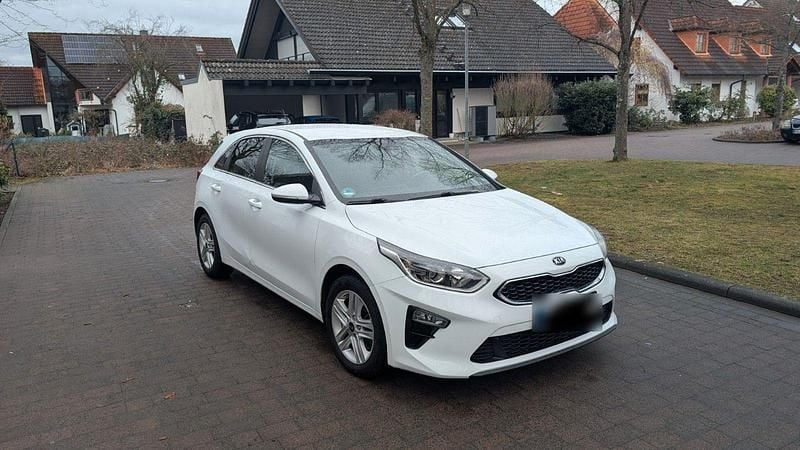 Usado Kia Ceed Vision 140 HP (102 kW) 2019 Branco Citadino