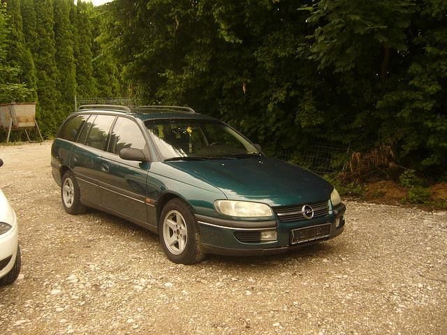 Grün metallic Gebraucht 1995 Opel Omega Kombi | 600 € - Bild 1/4