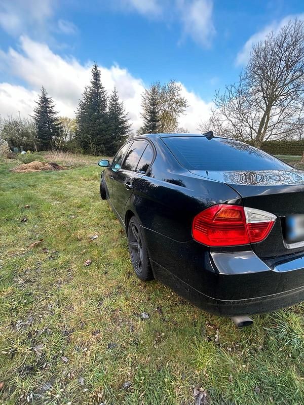Gebraucht BMW 320 149 PS (109 kW) 2007 Schwarz Limousine