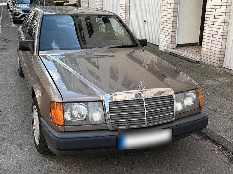 Gebraucht Mercedes E230 132 PS (97 kW) 1987 Braun Limousine
