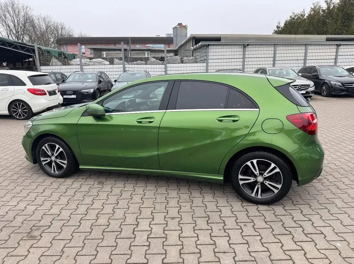 Gebraucht Mercedes A180 Urban 122 PS (89 kW) 2016 Elbait gruen  metallic Kleinwagen