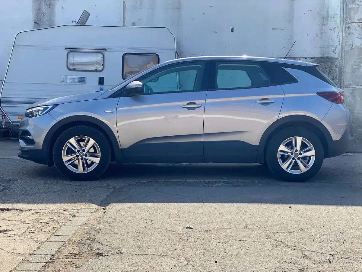 Gebraucht Opel Grandland X Edition 131 PS (96 kW) 2019 Kontrast grau/quarz silber SUV