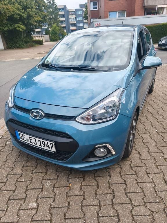 Blau Gebraucht 2016 Hyundai i10 Passion Plus Kleinwagen | 7.950 € (Guter Preis) - Bild 1/4