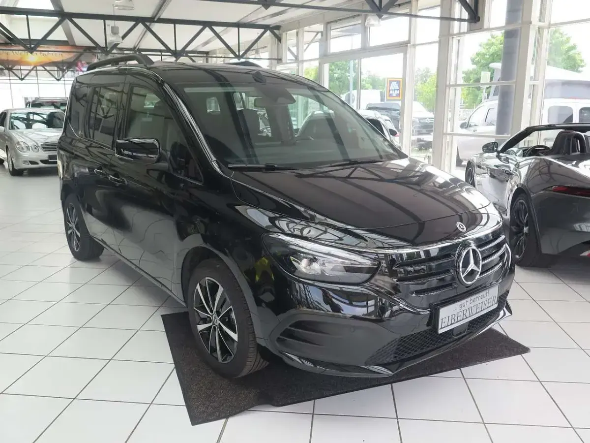 Gebraucht Mercedes EQT200 Premium Plus 89 kW (122 PS) 2024 Loparitschwarz Van / Kleinbus