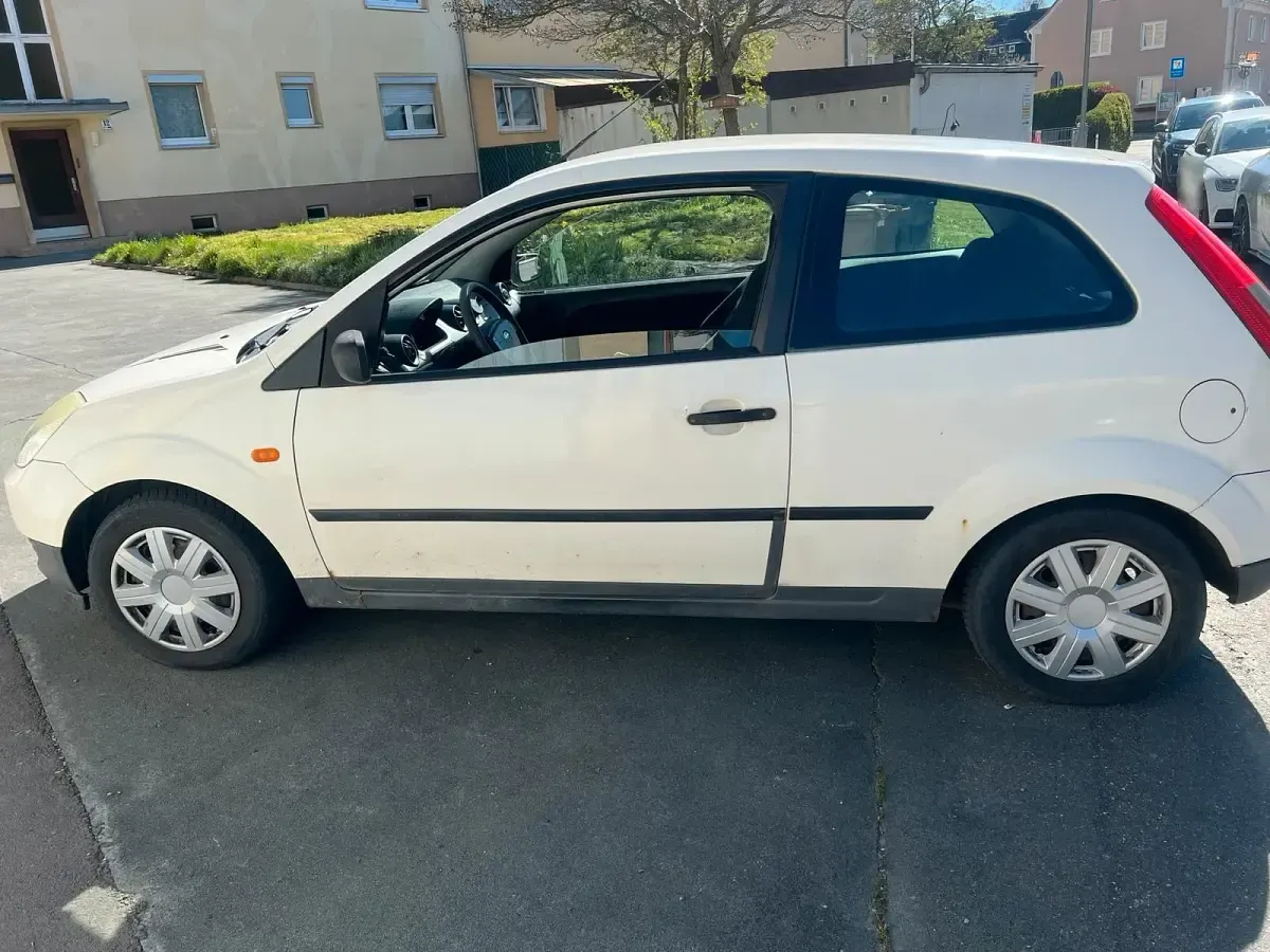 Gebraucht Ford Fiesta 60 PS (44 kW) 2003 Weiß Kleinwagen