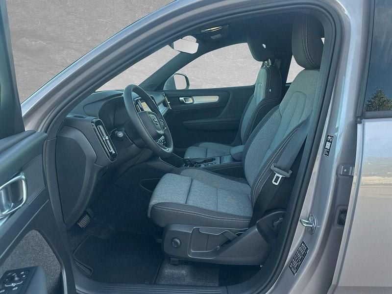 Neu Volvo XC40 Core 163 PS (119 kW) 2025 Aurora silver SUV