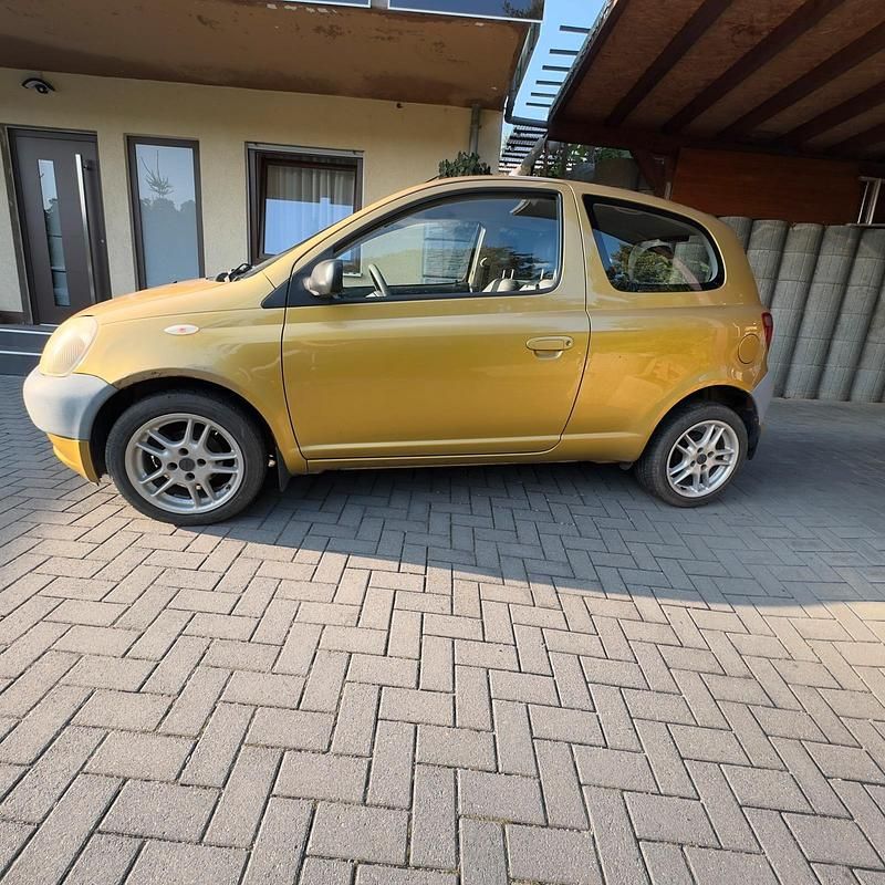 Gold Gebraucht 1999 Toyota Yaris Kleinwagen | 1.200 € - Bild 1/4