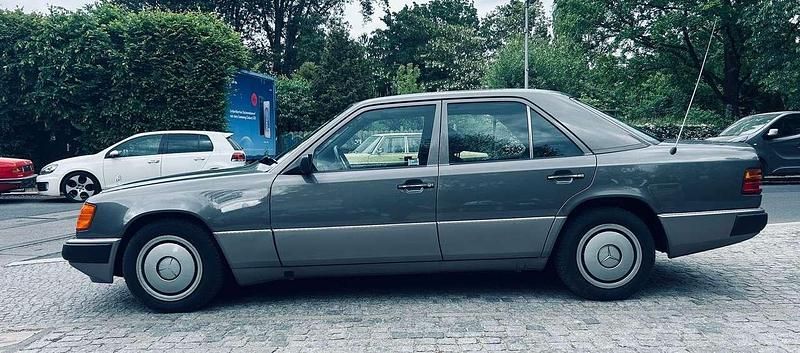 Gebraucht Mercedes E230 132 PS (97 kW) 1992 Grau Limousine