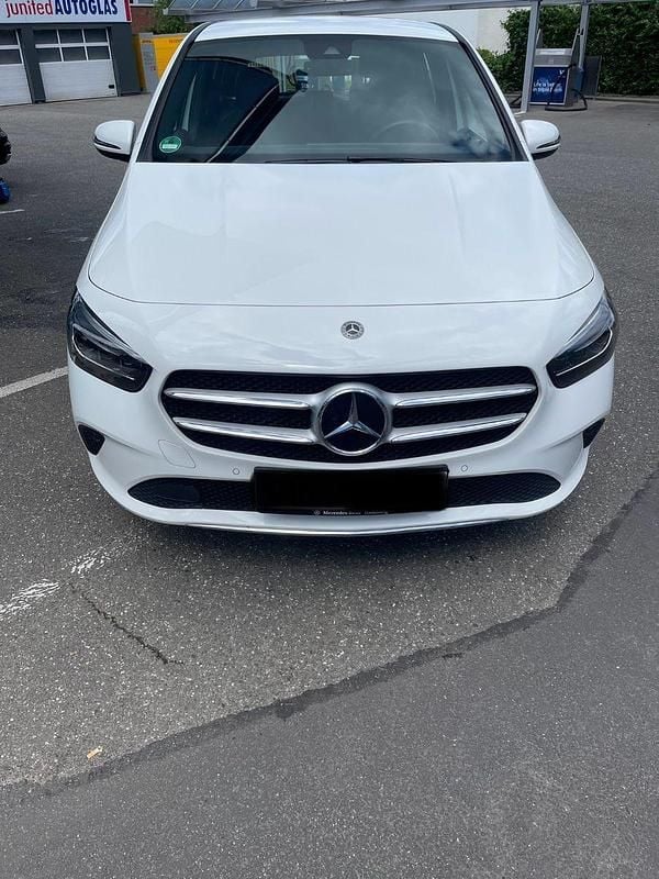 Gebraucht Mercedes B200 150 PS (110 kW) 2019 Weiß Van / Kleinbus