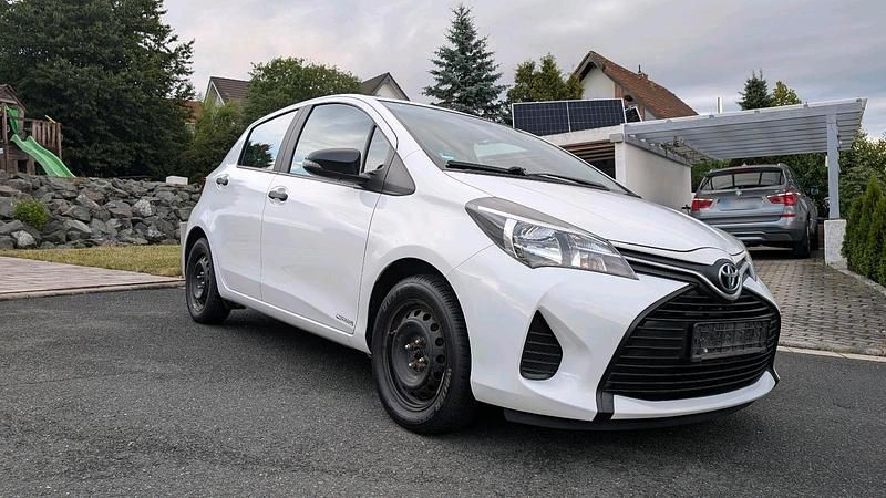 Gebraucht Toyota Yaris 68 PS (50 kW) 2016 Weiß Kleinwagen
