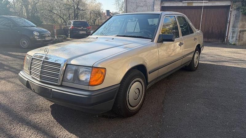 Gebraucht Mercedes E230 132 PS (97 kW) 1987 Silber Limousine