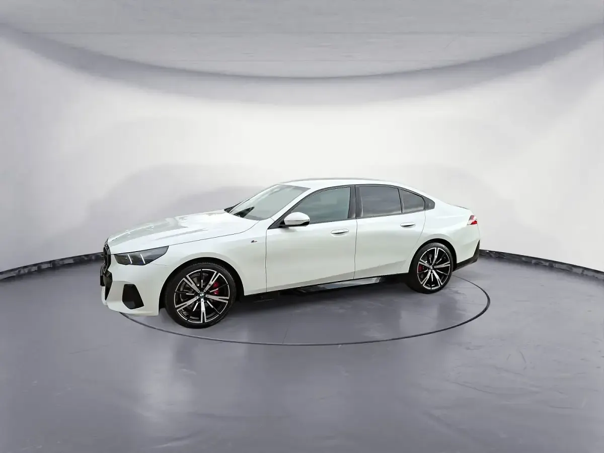 Gebraucht BMW 520 M Sport 208 PS (152 kW) 2025 Weiß Limousine