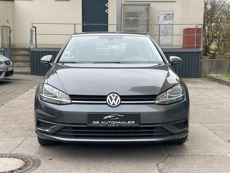 Gebraucht VW Golf VII Trendline 110 PS (80 kW) 2018 Grau Limousine