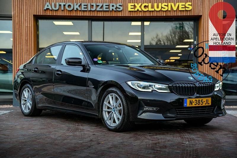 Schwarz uni Gebraucht 2021 BMW 320e Sport Line Limousine | 22.568 € - Bild 1/4