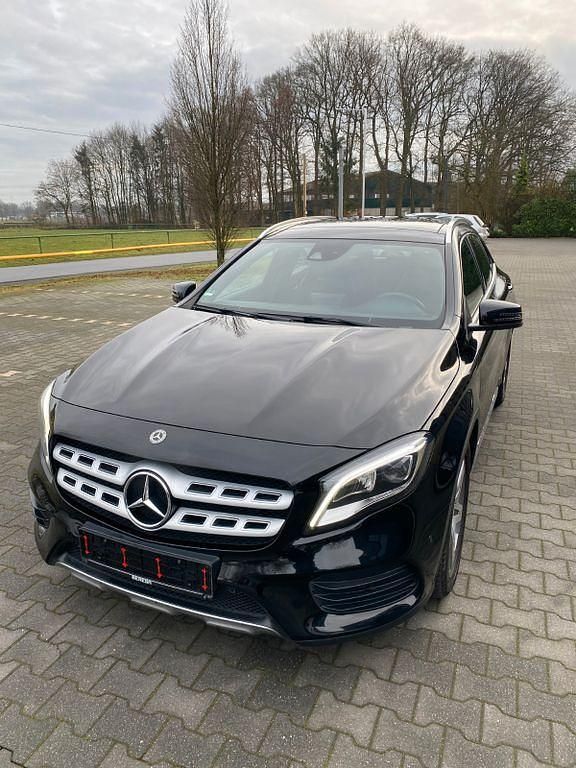 Schwarz Gebraucht 2019 Mercedes GLA200 AMG line SUV | 22.400 € (Fairer Preis) - Bild 1/4