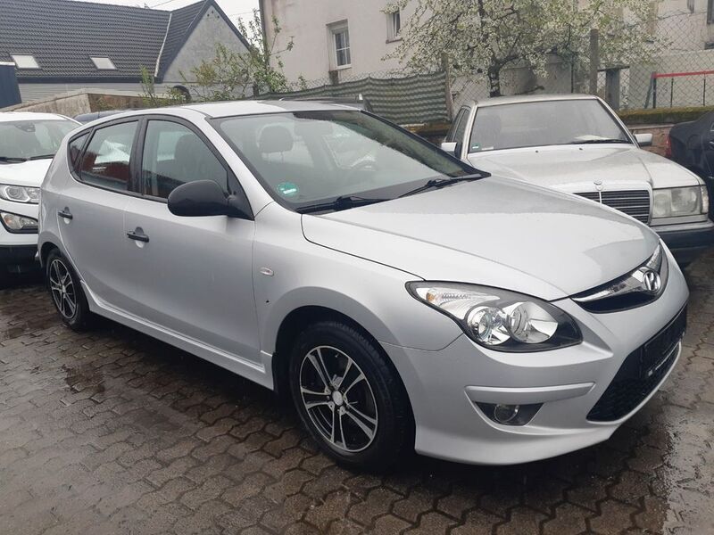 Silber Gebraucht 2012 Hyundai i30 Limousine | 4.480 € (Fairer Preis) - Bild 1/4