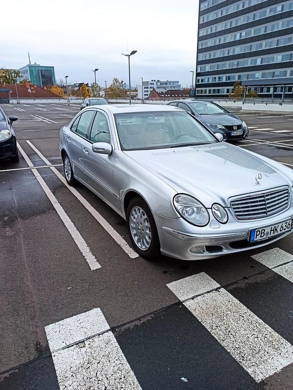 Gebraucht Mercedes E220 150 PS (110 kW) 2002 Silber Limousine