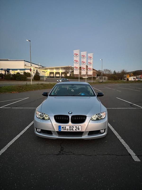 Silber Gebraucht 2007 BMW 320 Coupé | 11.000 € (Teuer) - Bild 1/4