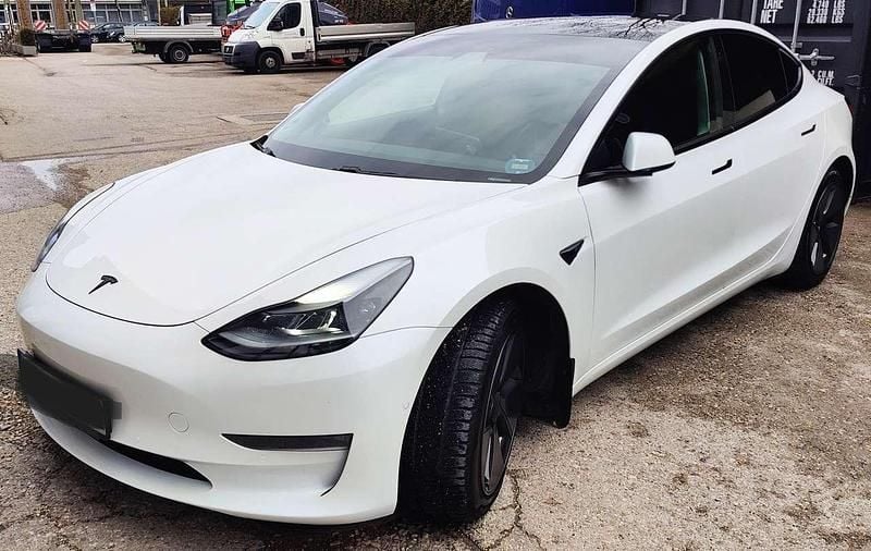 Weiß Gebraucht 2021 Tesla Model 3 Limousine | 27.000 € (Etwas zu teuer) - Bild 1/4