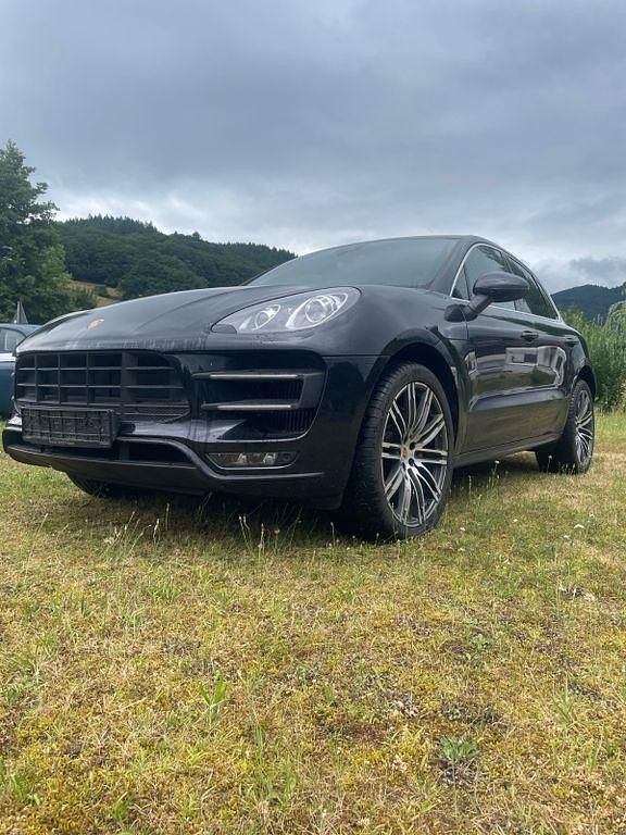 Schwarz Gebraucht 2015 Porsche Macan Turbo SUV | 45.890 € (Fairer Preis) - Bild 1/4