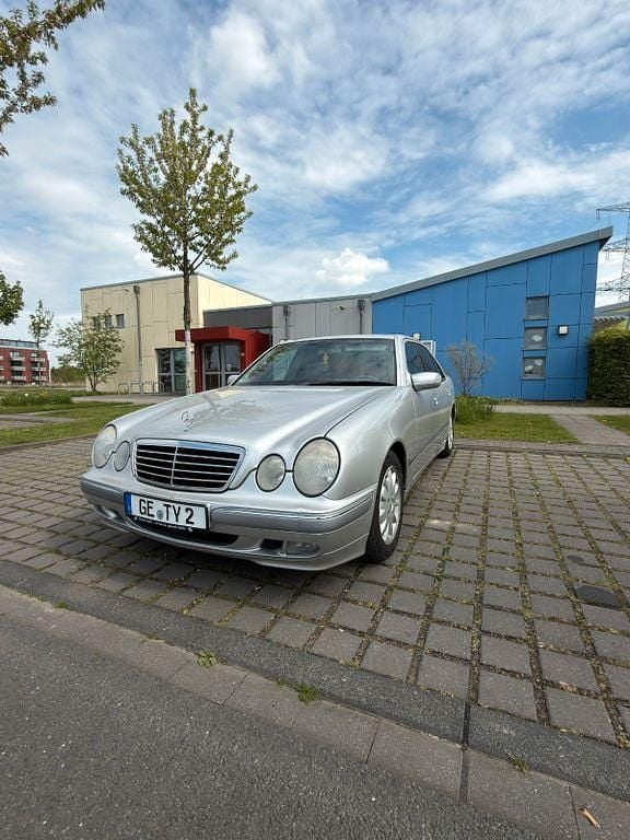 Usata Mercedes E320 Elegance 197 CV (144 kW) 2000 Argento Berlina
