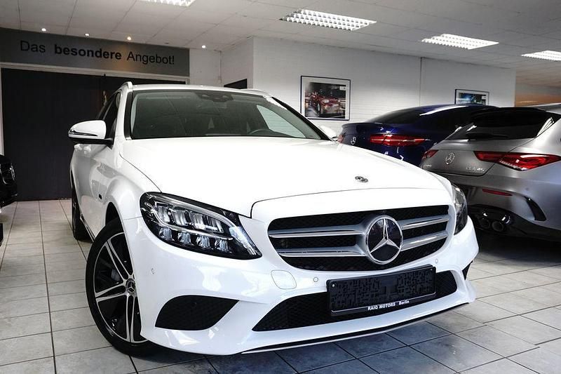 Weiß Gebraucht 2020 Mercedes C300e Avantgarde Limousine | 25.500 € (Guter Preis) - Bild 1/4