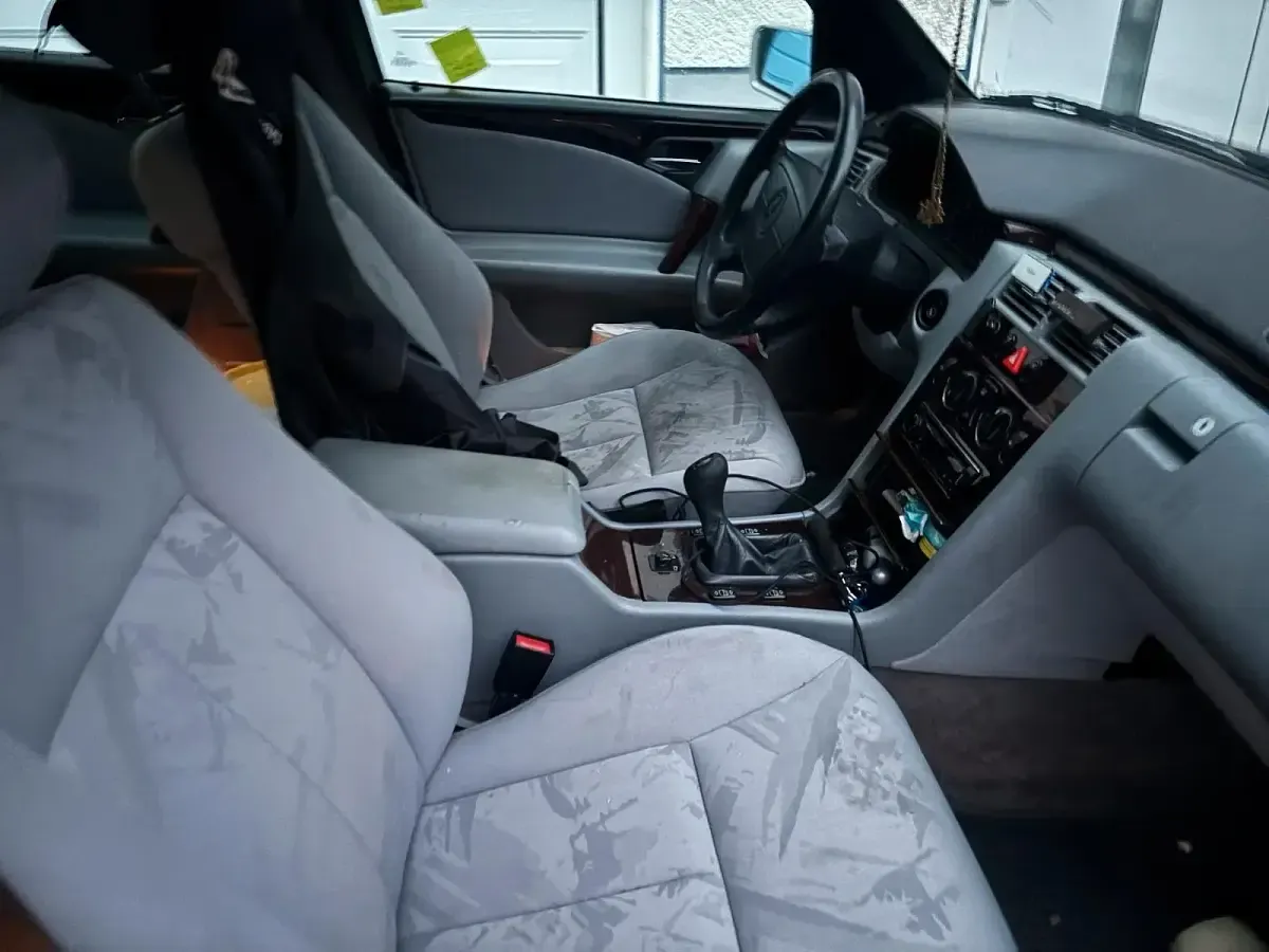 Gebraucht Mercedes E200 143 PS (105 kW) 1996 Silber Limousine