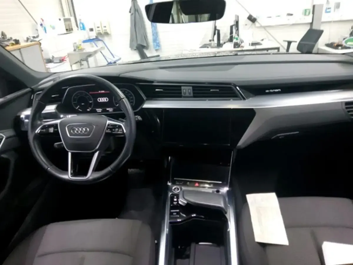 Gebraucht Audi e-tron Advanced Plus 300 kW (408 PS) 2023 Manhattangrau metallic (metallic) SUV