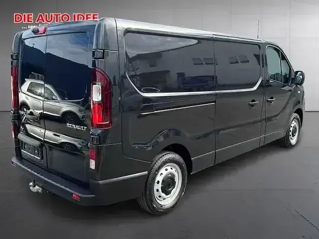 Usado Renault Trafic Komfort 145 CV (106 kW) 2021 Negro Monovolumen