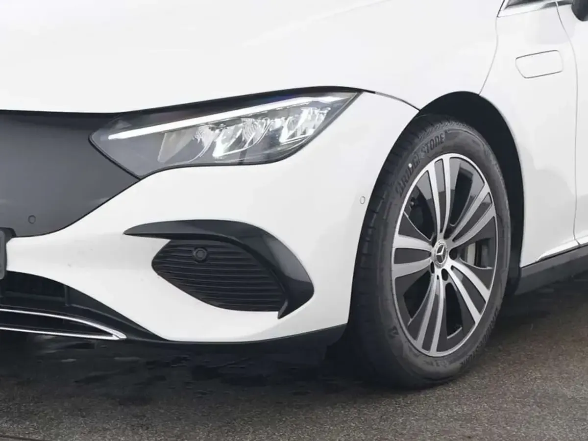 Gebraucht Mercedes EQE300 Advanced 180 kW (245 PS) 2025 Unilack polarweiß Limousine
